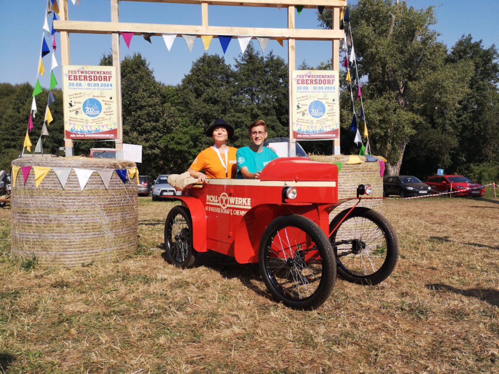 Peggy Schellenberger (links) und Jonathan Kunz (rechts) vom Organisations-Team im Moll-Mobil. Foto: Kathy Eichholz