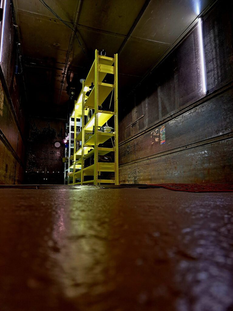 Blick in die Installation "Ersatzteillager" von Martin Maleschka. Foto: Franziska Schirrmeister