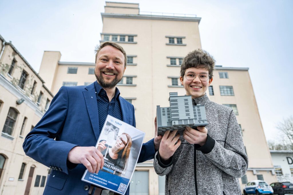 Prof. Dr.-Ing. Henning Zeidler und Ruben Bartsch (v.l.n.r.) mit dem Modell der Hochgarage. Foto: Detlev Müller