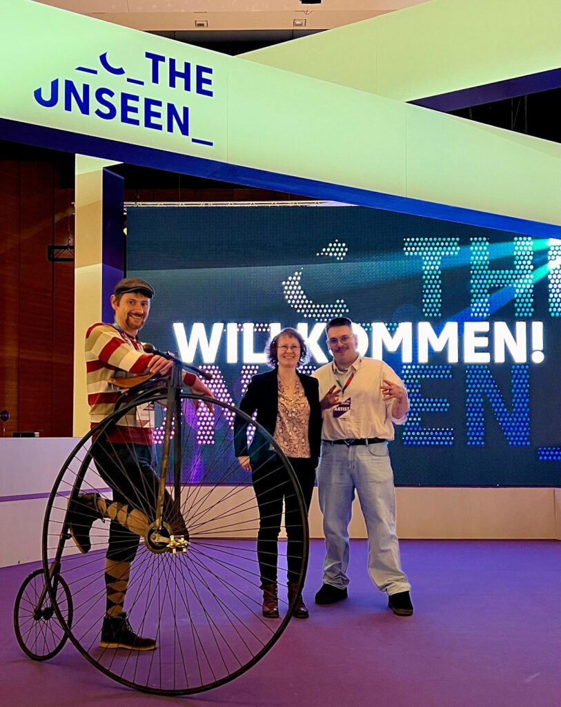 Marco Köhler mit seinem Hochrad, Museumsmitarbeiterin Kathy Eichholz und Lukas Nagel, Organisator des Simson- und MZ-Treffens (v.l.n.r.)