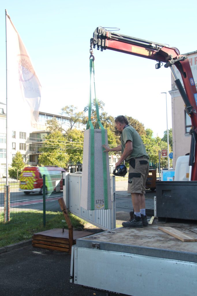 Bei der Errichtung: Stein mit ersten Inschriften für die spätere Postsäule, Foto: Rolf Schmalfuß