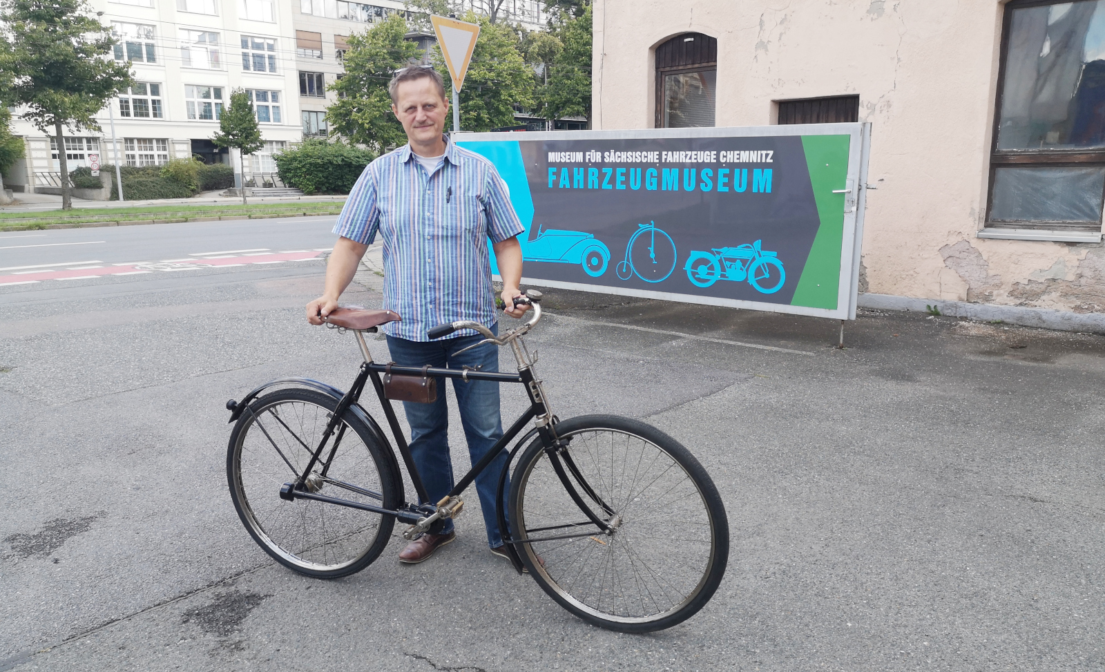 Frank Papperitz mit dem Wanderer-Fahrrad Nr. 5 von 1908. Foto: Kathy Eichholz