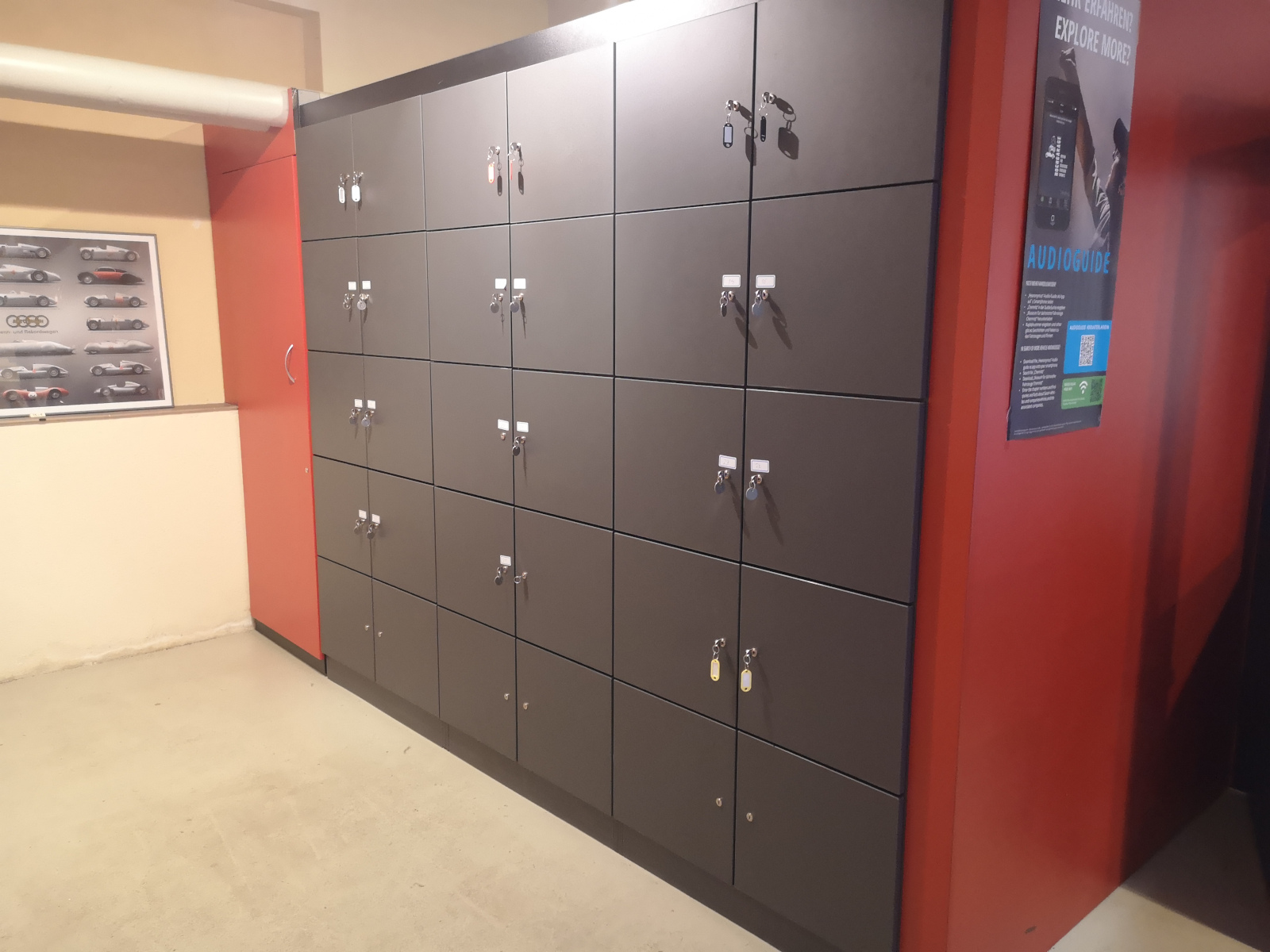 Die neuen Garderobenfächer. Foto: Kathy Eichholz