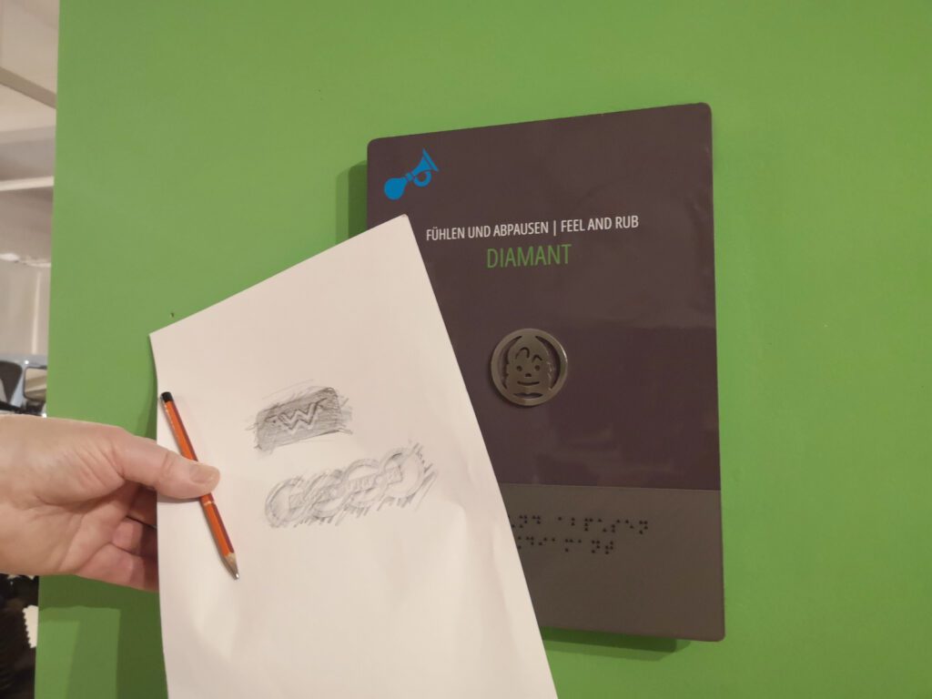 Die neuen "Fühl- und Abpaus-Stationen" im Fahrzeugmuseum. Foto: Kathy Eichholz