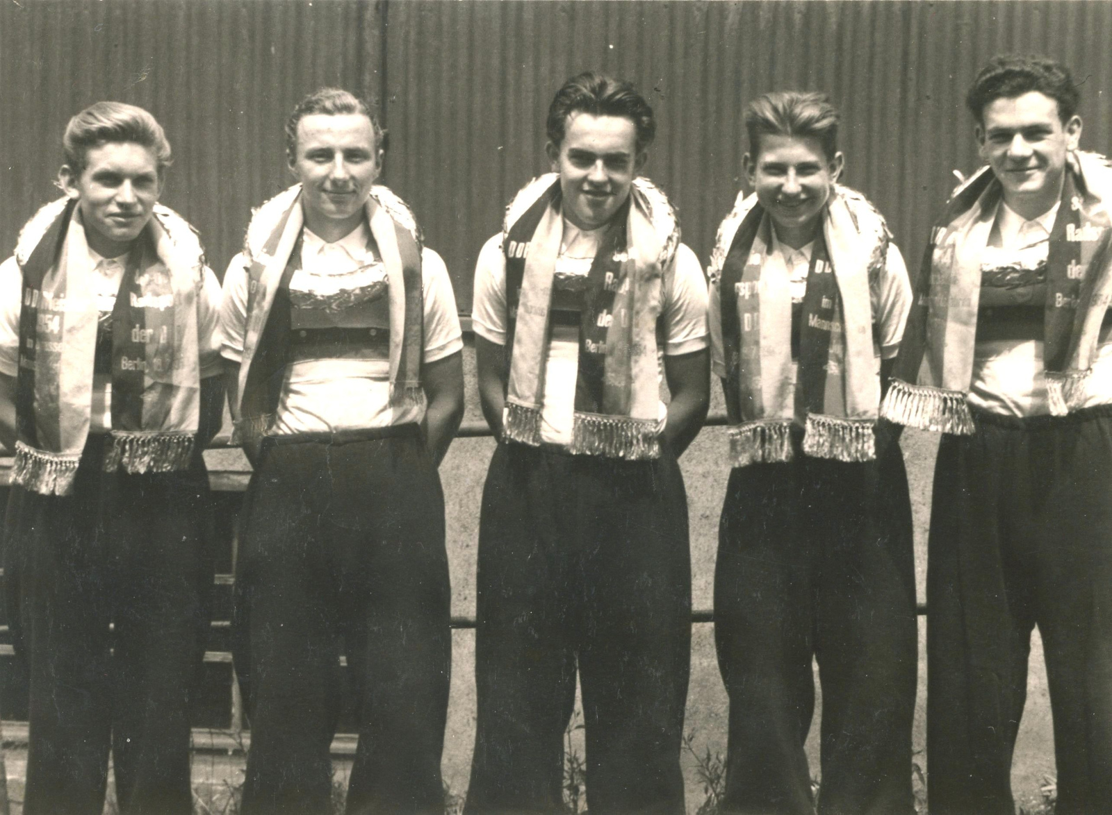 Günter Auerswald (ganz links) - Jugendmeister 1954 Straße Foto: Archiv Hartmut Rogotzki