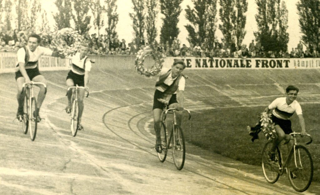 Günter Auerswald (zweiter v.r.) - Jugendmeister 1954 Straße Foto: Archiv Hartmut Rogotzki