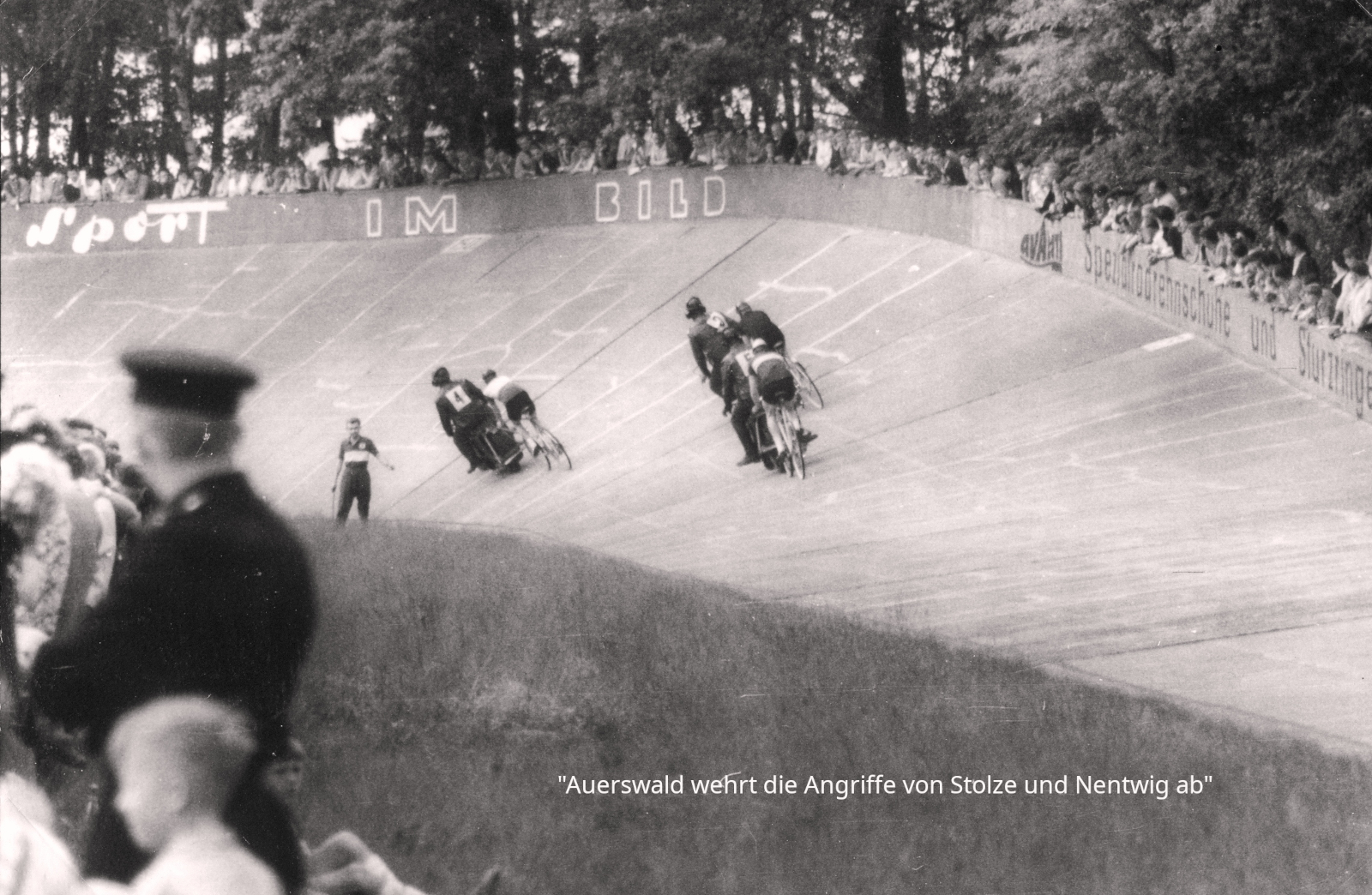 Auerswald wehrt die Angriffe von Stolze und Nentwig ab. Foto: Archiv Hartmut Rogotzki