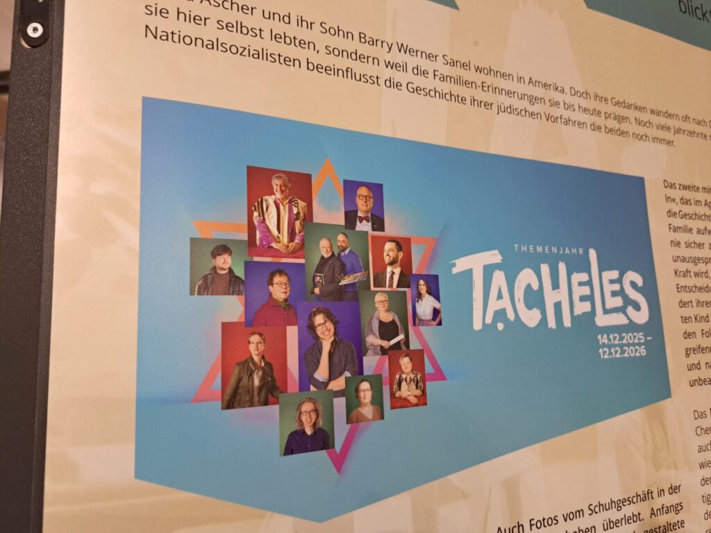 Blick in die Sonderausstellung "Threads: Mobile Erinnerungen – Eine jüdische Familie blickt zurück". Foto: Franziska Schirrmeister