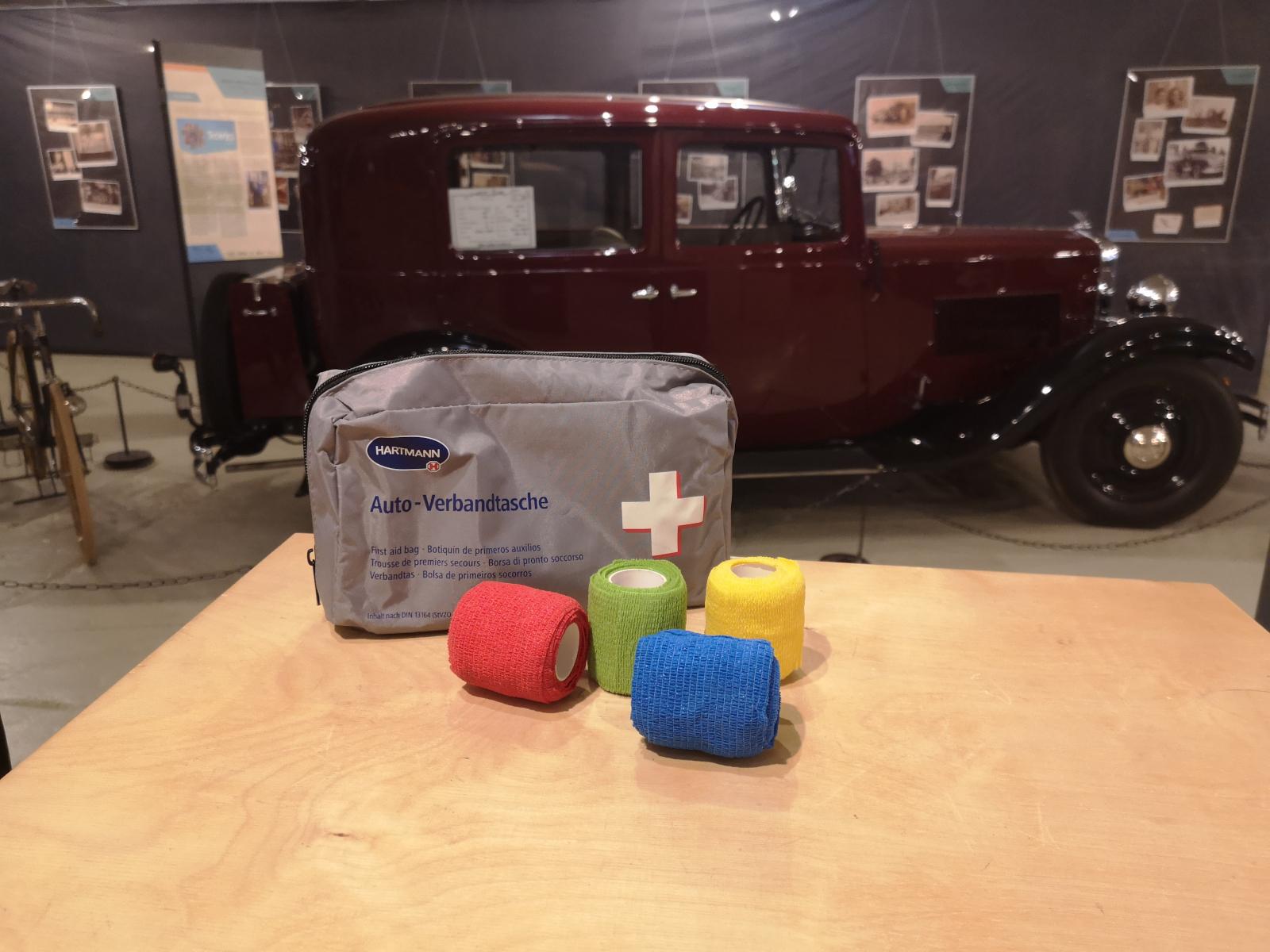 Verbandtasche im Fahrzeugmuseum. Foto: Kathy Eichholz