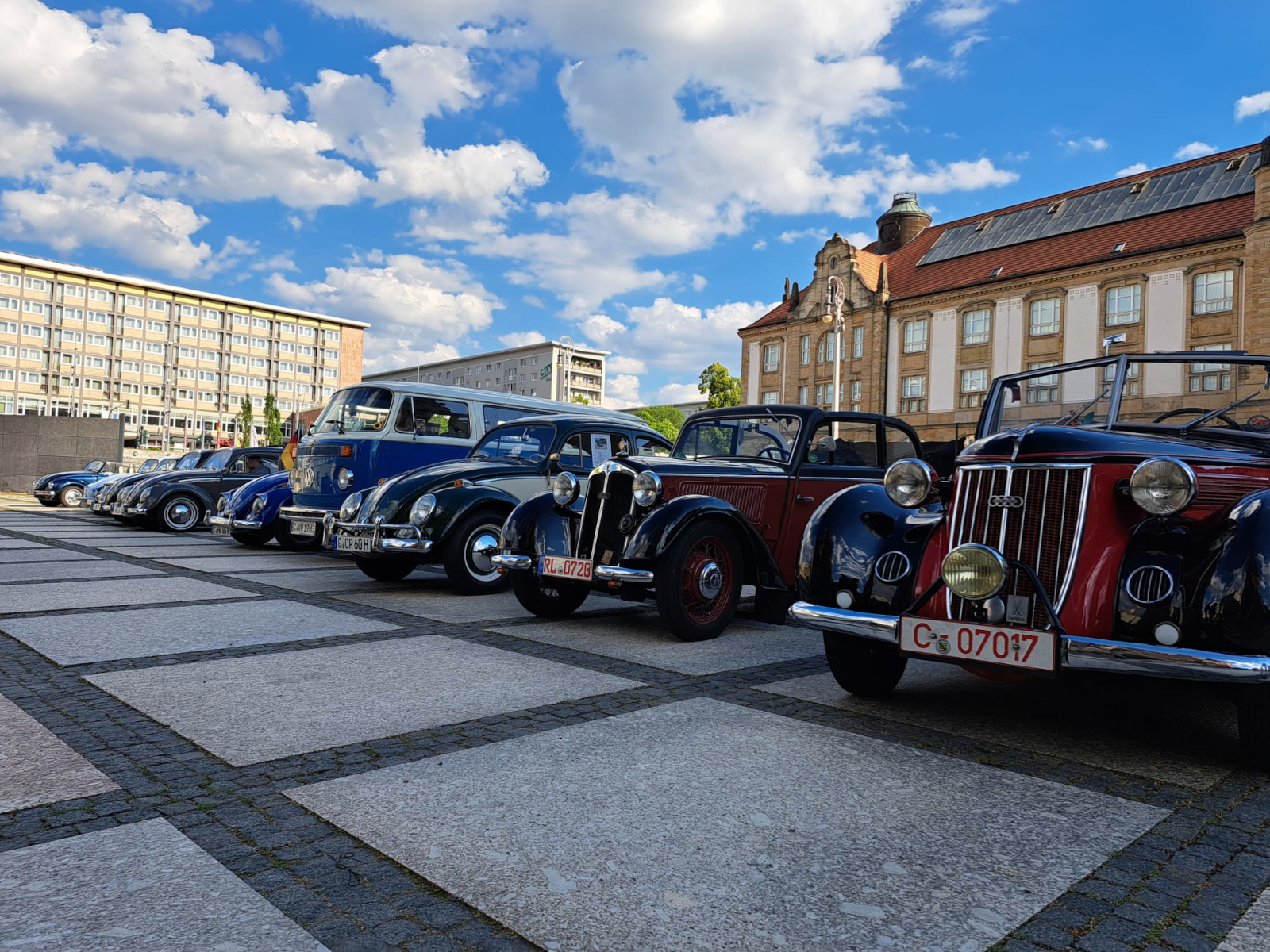 Oldtimer-Parade zu Ehren Carl H. Hahns. Foto: Franziska Schirrmeister