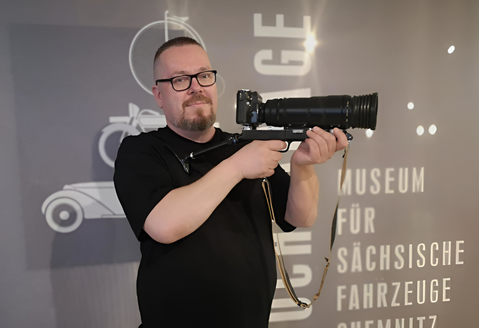 Pschemyslaw Nowicki mit einer Zenit PhotoSniper FS‑12. Foto: Kathy Eichholz
