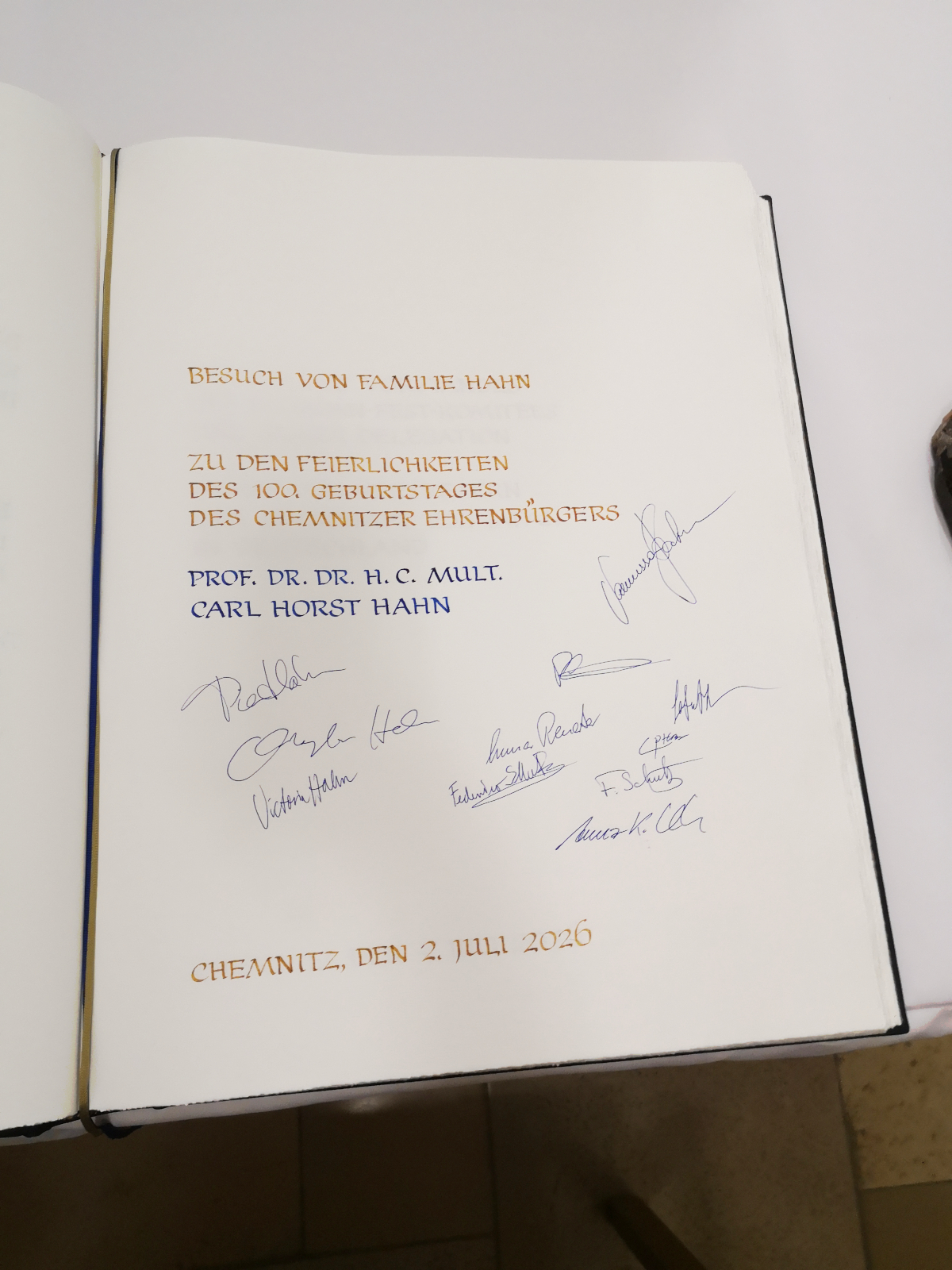 Eintrag der Nachfahren Carl H. Hahns ins Goldene Buch der Stadt Chemnitz. Foto: Kathy Eichholz