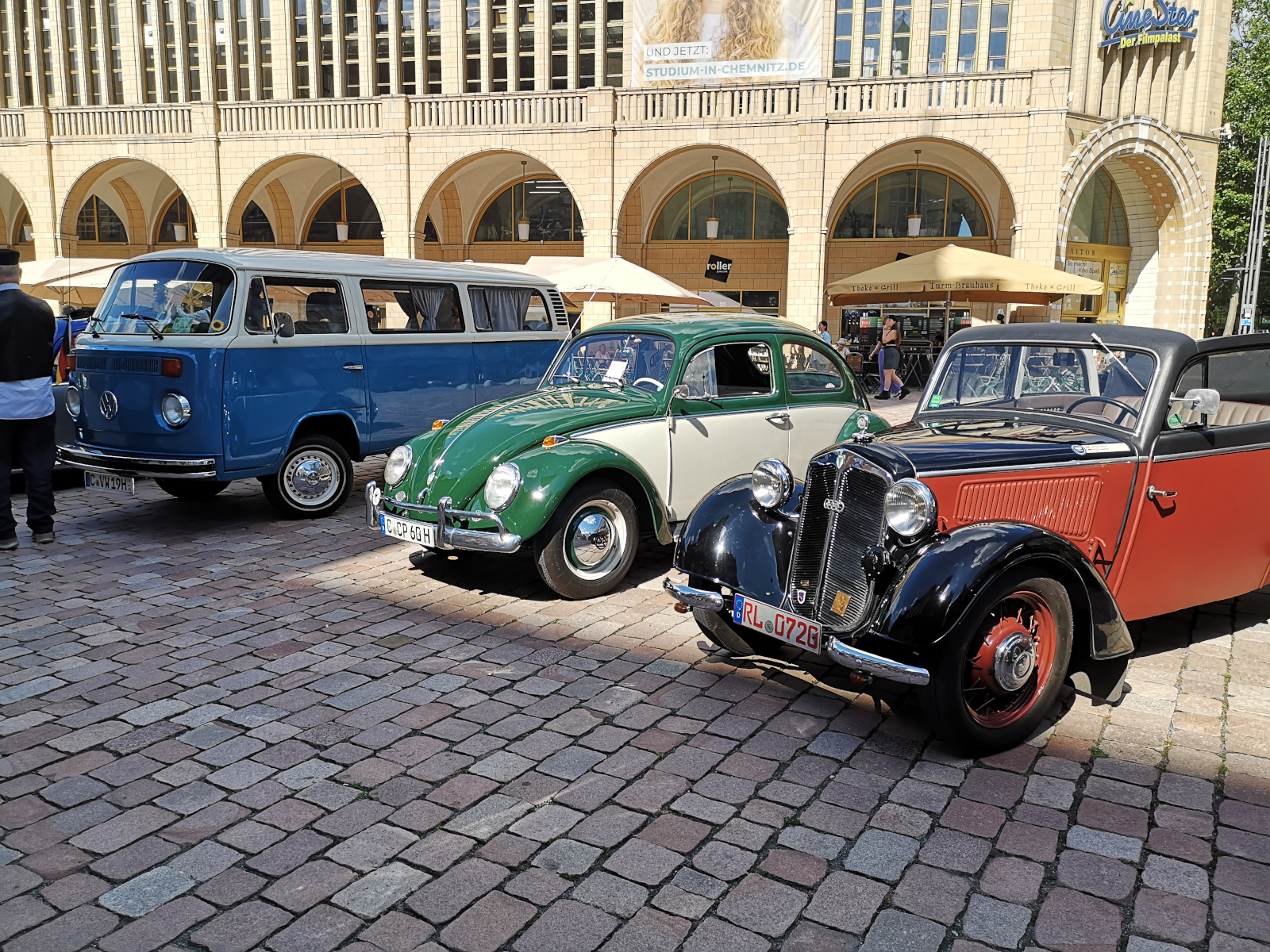 Oldtimer-Parade zu Ehren Carl H. Hahns. Foto: Kathy Eichholz