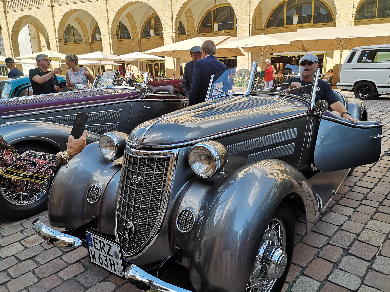 Oldtimer-Parade zu Ehren Carl H. Hahns. Foto: Kathy Eichholz