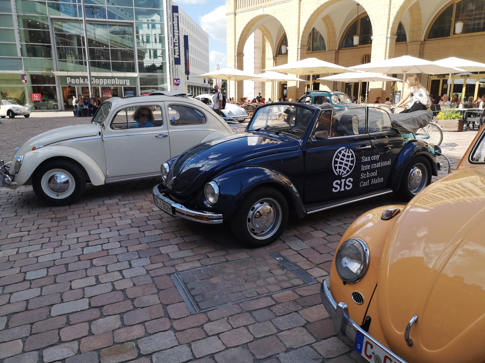Oldtimer-Parade zu Ehren Carl H. Hahns. Foto: Kathy Eichholz