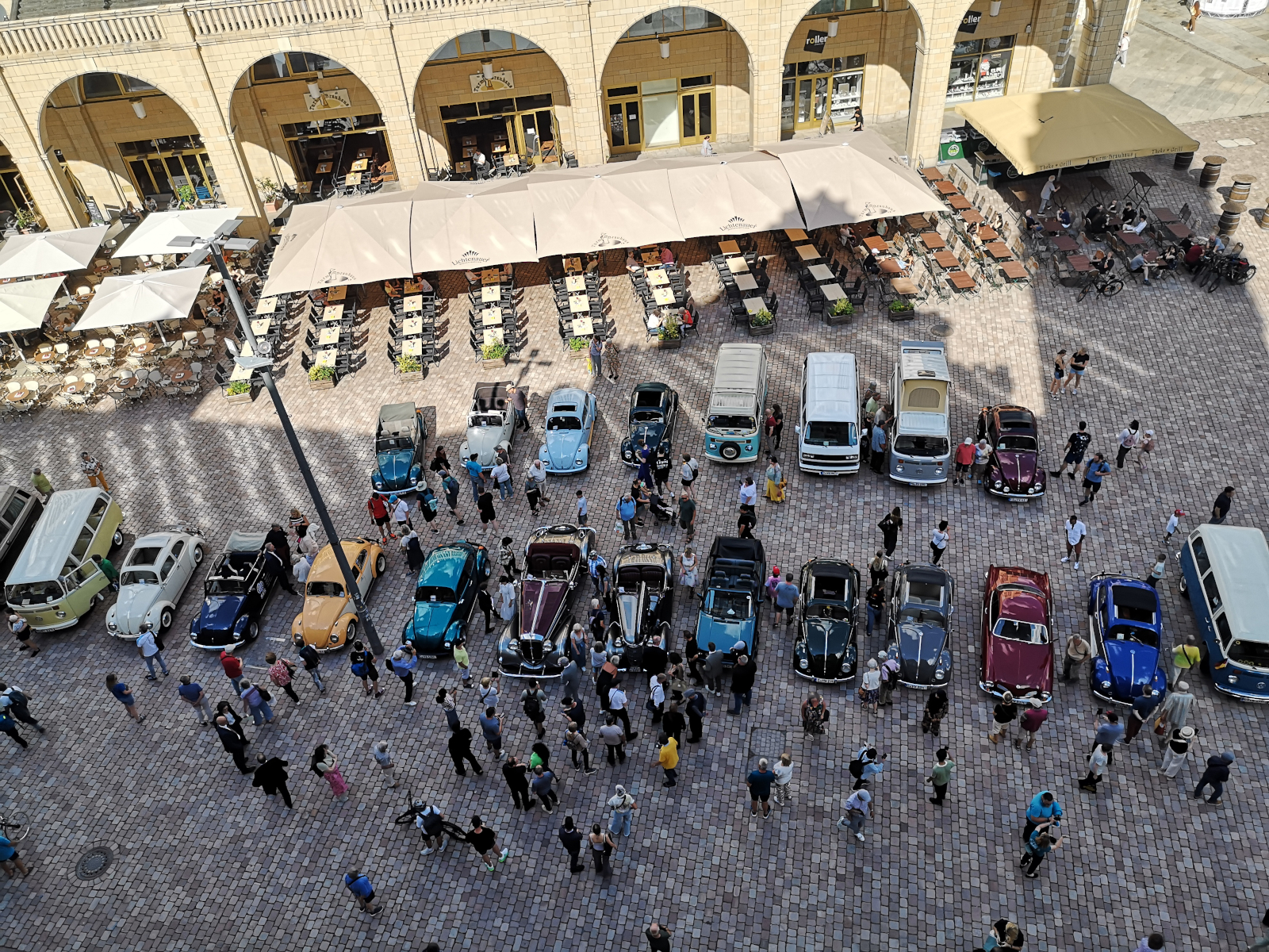 Oldtimer-Parade zu Ehren Carl H. Hahns. Foto: Kathy Eichholz