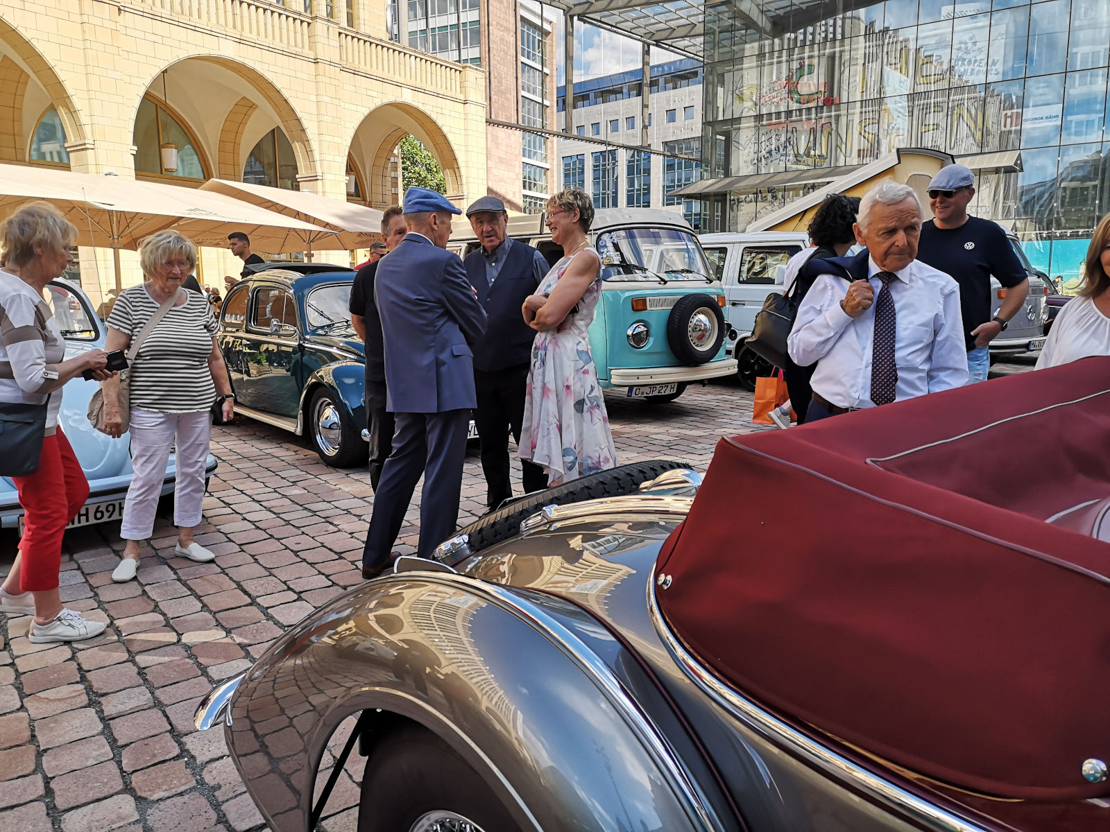 Oldtimer-Parade zu Ehren Carl H. Hahns. Foto: Kathy Eichholz