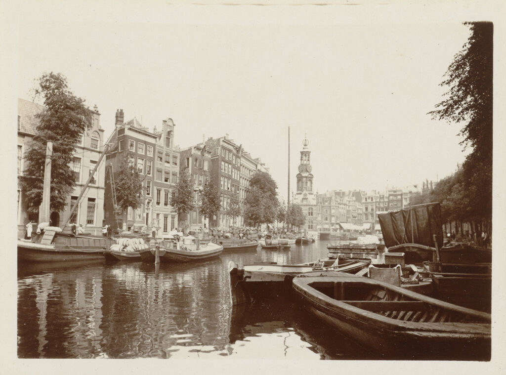 Blick auf den Singel-Kanal in Amsterdamm fotografiert von James Higson 1904. Quelle: Rijksmuseum