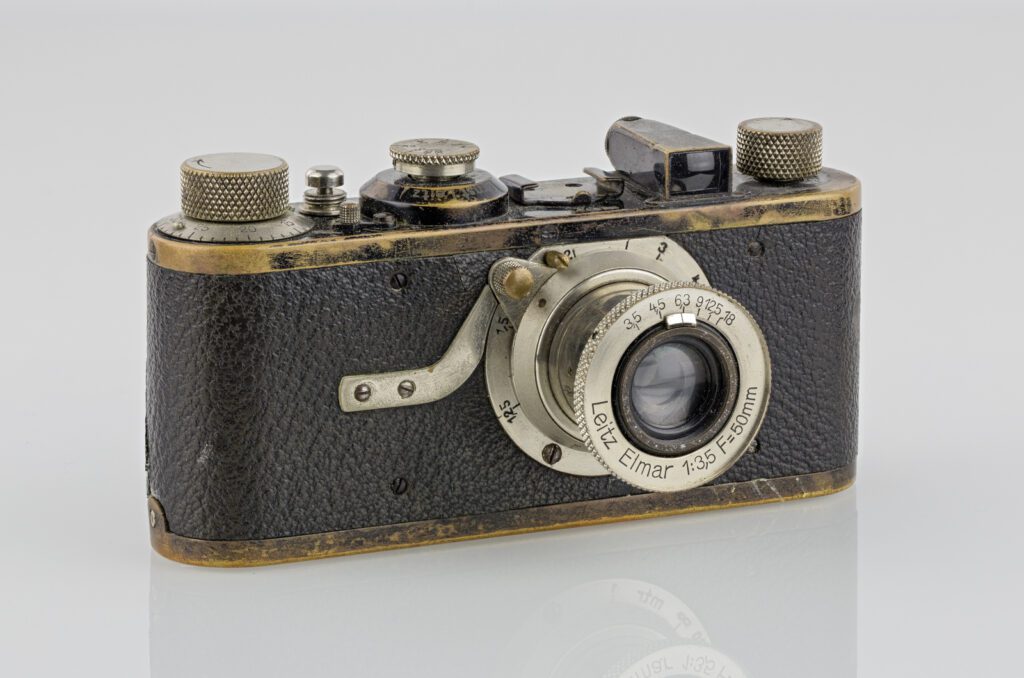 Leica Mod. Ia von 1927. Von Oskar Barnack entwickelte, erste 35-mm-Kleinbildkamera. Quelle: Kameraprojekt Graz 2015 wikimedia