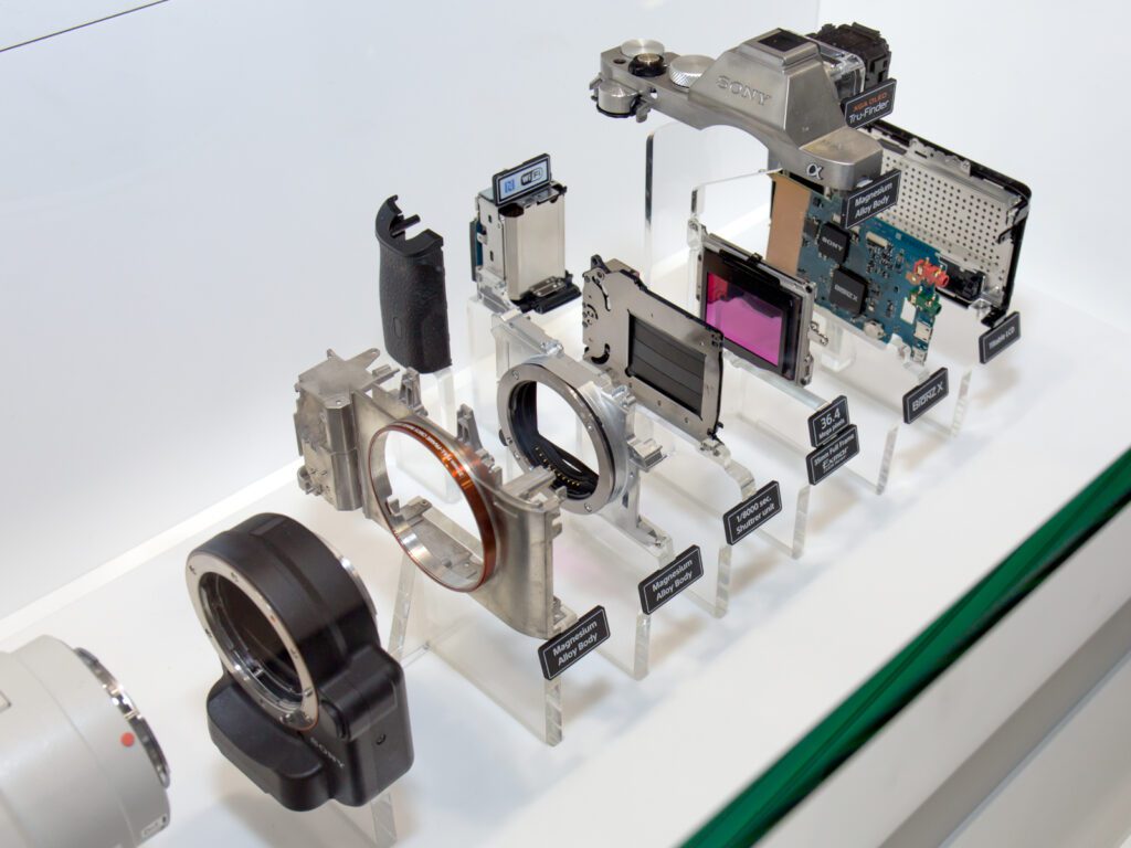 Das Sony Alpha ILCE-7R im auseinandergenommenen Zustand. Foto: Morio wikimedia