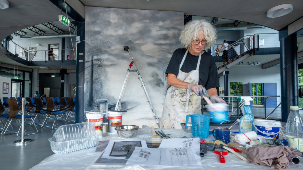 Brigitte Schneider beim Malen des Hintergrundes. Foto: Thomas Kretschel