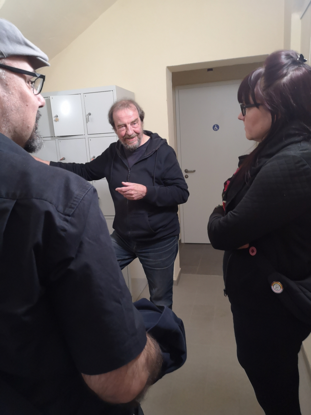 Thomas Morgenstern (Mitte) bei der Führung durch die Mühle. Foto: Kathy Eichholz