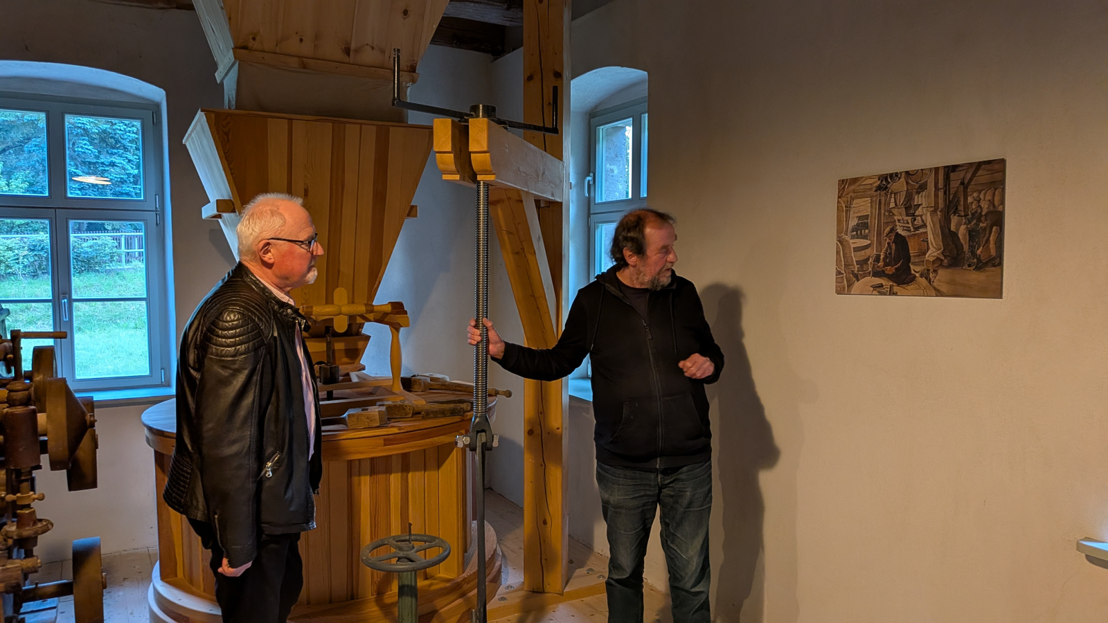 Thomas Morgenstern (rechts) bei der Führung durch die Mühle. Foto: Knut Eichholz